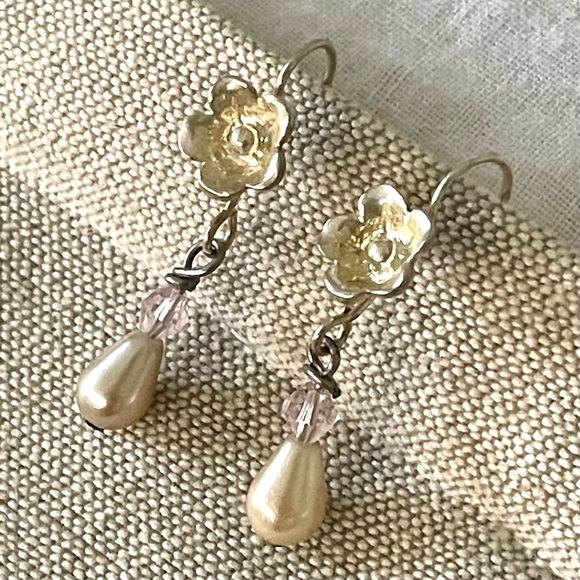 Jewelry - Dainty pearl drop earrings